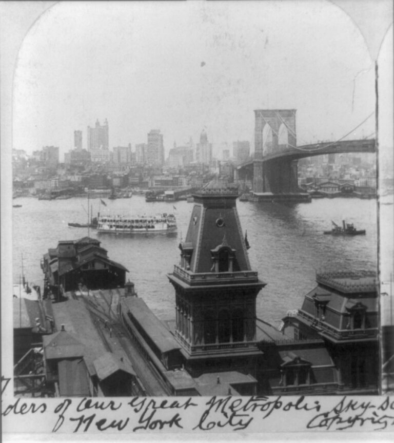 Fulton Ferry landing with connections to elevated train (1904) - Source: Wikimedia